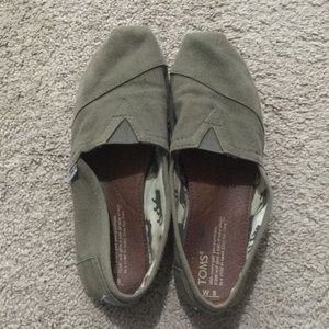 Good condition Olive TOMS
